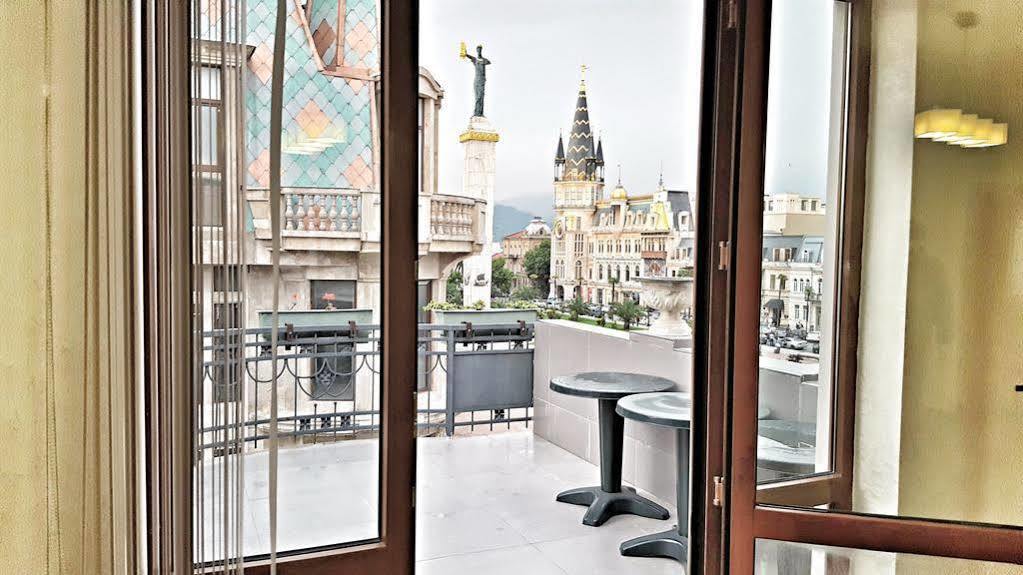 Cozy Studio On Europe Square Batumi Exterior photo